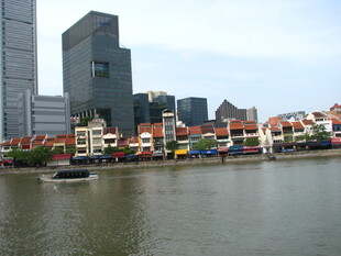 河畔多彩建筑与现代高楼