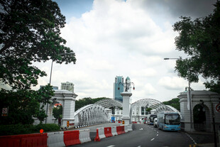 白色建筑前的道路场景