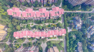 俯瞰红顶建筑群景观