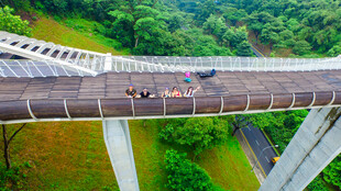 高空桥梁上的骑行者