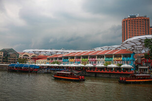 多彩河畔建筑与船只景观