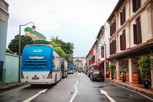 街道上的蓝白巴士与建筑