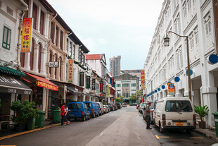 街道两旁多彩建筑与车辆