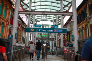 行人穿梭的现代过街天桥