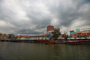 河畔多彩建筑与阴沉天空
