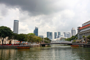 新加坡河畔城市风光