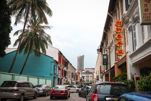 城市街道两旁多彩建筑与车流