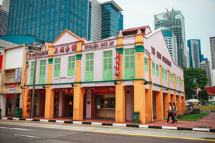 多彩建筑立于城市街道旁