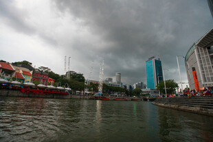 河畔城市景观 阴云下的风光