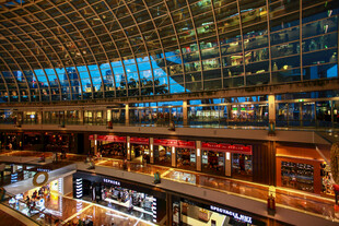 现代商场内部璀璨夜景