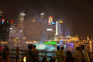 新加坡夜景喷泉观赏人群