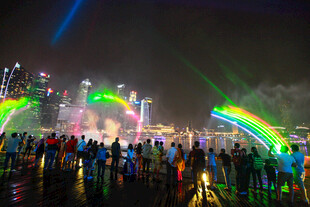 城市夜景灯光秀人群观赏