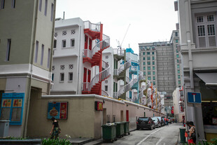 城市街道的多彩建筑景观