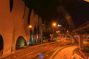 夜晚城市道路与建筑景观