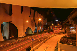 夜晚城市桥梁下的光影风景