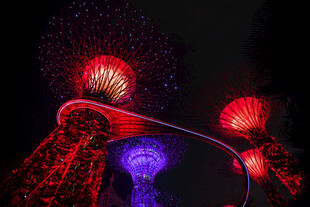 夜晚璀璨灯光下的建筑景观