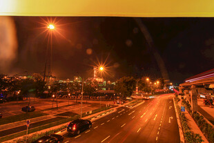 城市夜晚繁忙街道景象