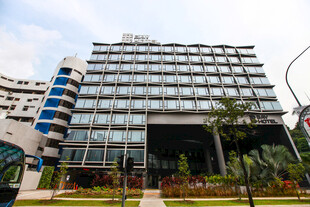 现代风格玻璃幕墙办公大楼