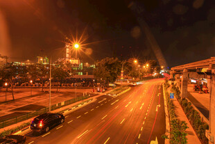 城市夜景下的繁忙街道