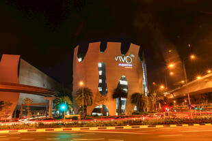 夜晚城市中的独特建筑