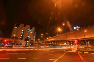 城市夜晚街道车流光影