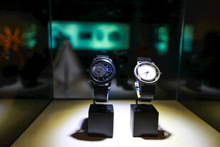 展示台上的两款精致手表