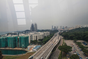 城市高架桥与周边建筑景观