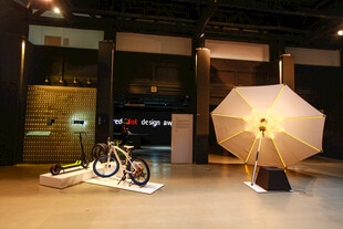 室内展示的自行车与独特灯具