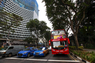 城市街道上的多彩车辆