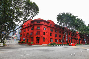 红色建筑 绿树环绕的景致