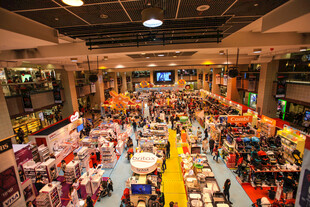 热闹集市的丰富商品场景