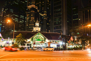 城市夜晚繁华街边小景