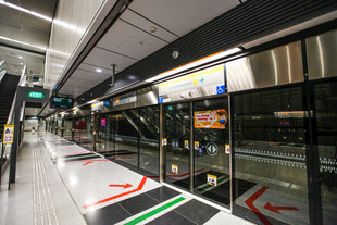 地铁站内空旷的站台场景