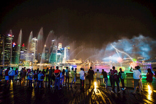 城市夜景灯光秀人群观赏