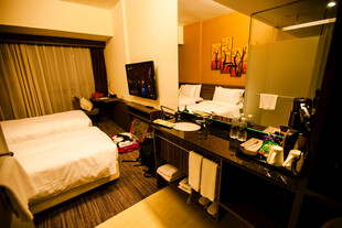 温馨酒店客房内部场景