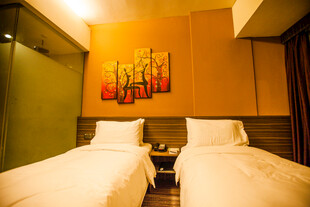 温馨双床卧室室内场景