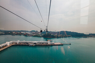 海上缆车与码头美景