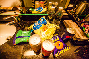 杂乱桌面的零食与饮品