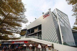 现代建筑外观与周边景致