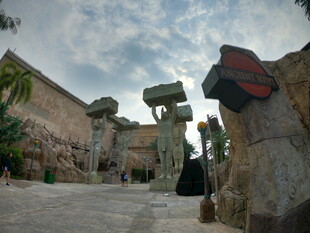 独特雕塑景观于古朴建筑旁