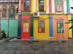 色彩斑斓的多彩建筑街道