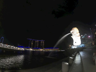 夜晚河畔喷泉景观