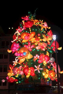 璀璨多彩的节日装饰树