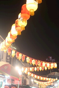 夜晚悬挂的多彩灯笼