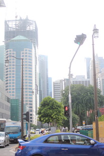 城市街景中的高楼与车辆