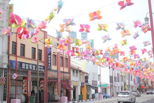 街道上空彩色装饰飘扬