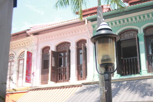 彩色建筑旁的复古路灯