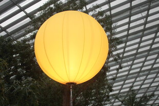 户外黄色圆形灯笼