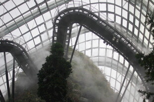 云雾缭绕的室内空中步道