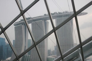 透过玻璃看新加坡地标建筑